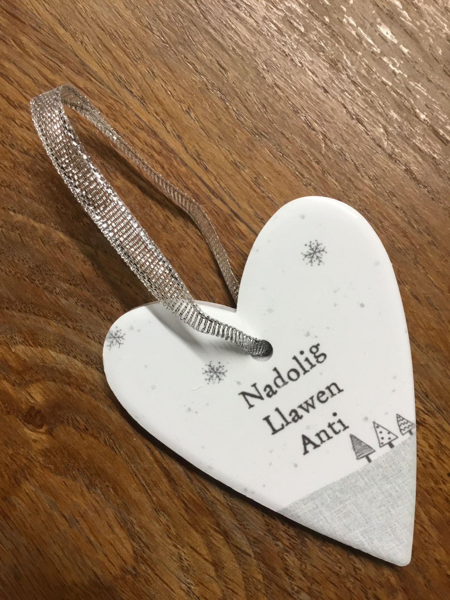 White Ceramic Heart Decoration - 'Nadolig Llawen Anti'