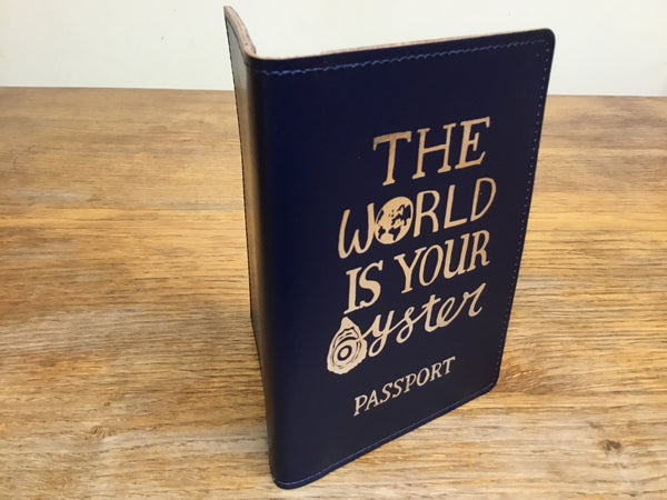 Clawr pasbort 'The World is your Oyster' gan Lizzie Spikes