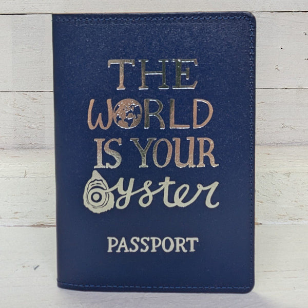 Clawr pasbort 'The World is your Oyster' gan Lizzie Spikes