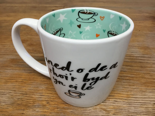 'Paned o de a rhoi'r byd yn ei le' - Mug