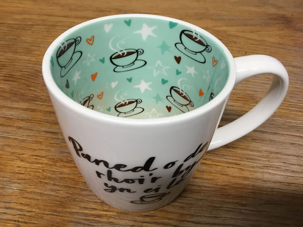 'Paned o de a rhoi'r byd yn ei le' - Mug