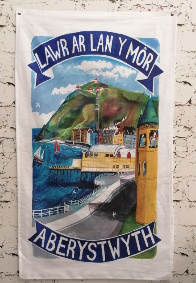 Lliain sychu llestri 'Lawr ar lan y môr' gan Lizzie Spikes